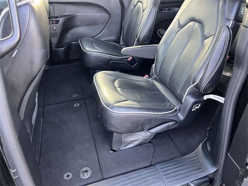 Certified 2025 Chrysler Pacifica Limited image 25