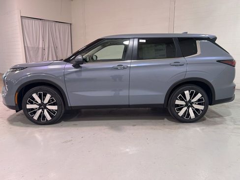 New 2025 Mitsubishi Outlander SE image 6