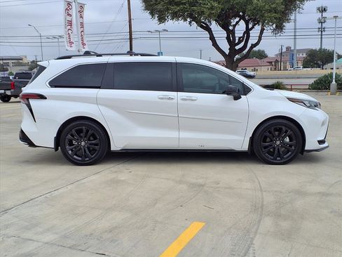 Used 2023 Toyota Sienna XSE image 4