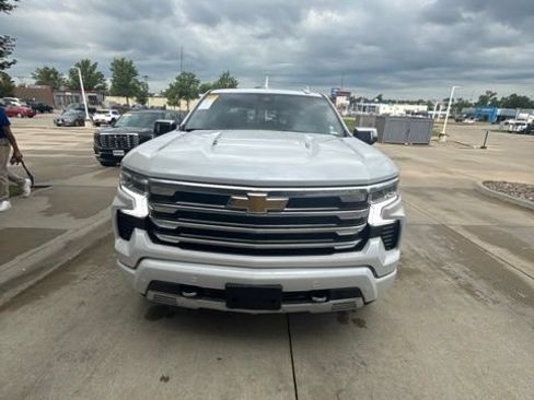 Used 2025 Chevrolet Silverado 1500 High Country w/ Technology Package AWD/4WD image 2