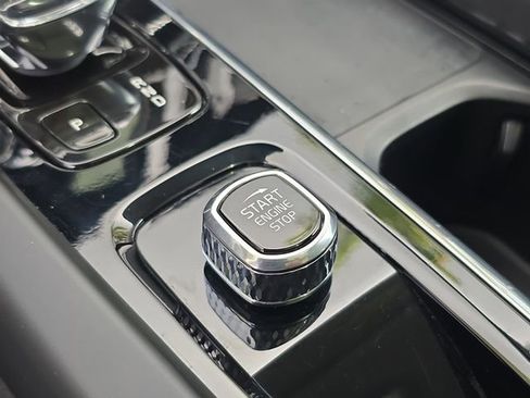 Used 2022 Volvo XC60 B5 Inscription image 25