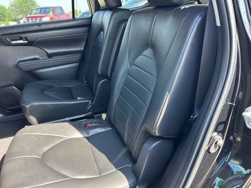 Used 2024 Toyota Highlander XLE FWD image 13