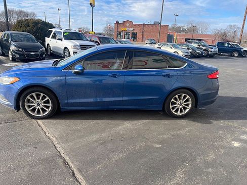 Used 2017 Ford Fusion SE w/ Fusion SE Technology Package image 4