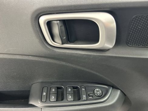 Used 2021 Hyundai Venue SE FWD image 11