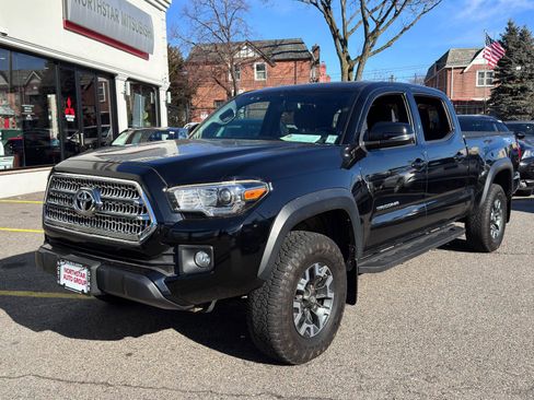 Used 2017 Toyota Tacoma TRD Off-Road image 1