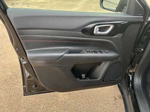 Used 2025 Jeep Compass Trailhawk image 9