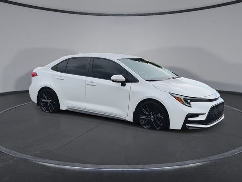 Used 2024 Toyota Corolla SE FWD image 2