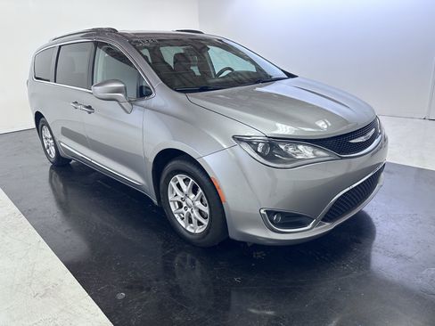 Used 2020 Chrysler Pacifica Touring-L FWD image 4