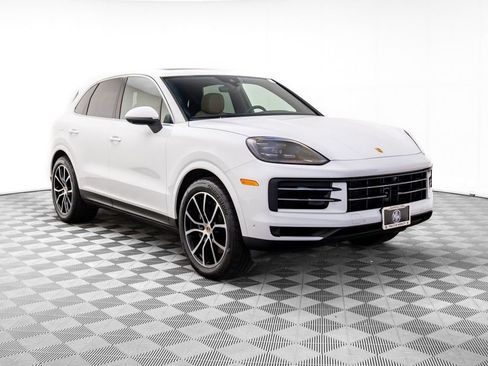 Used 2025 Porsche Cayenne image 6