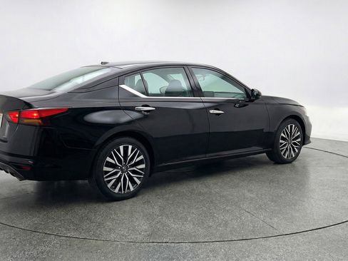 Used 2025 Nissan Altima 2.5 SV FWD image 9