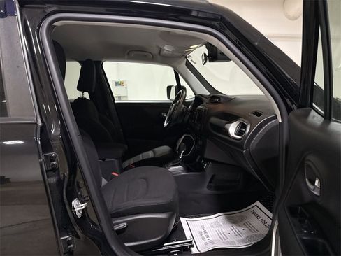 Used 2019 Jeep Renegade Latitude w/ Cold Weather Group image 21