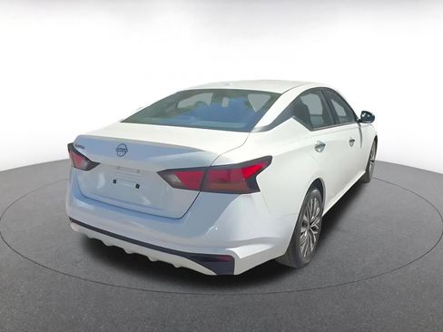 Used 2025 Nissan Altima 2.5 SV FWD image 14