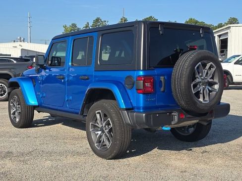 Used 2024 Jeep Wrangler Unlimited w/ Convenience Group AWD/4WD image 3