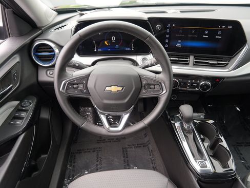 Certified 2025 Chevrolet Trax LT w/ LT Convenience Package FWD image 20