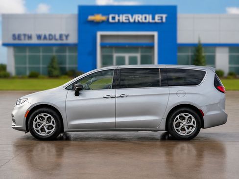 Used 2024 Chrysler Pacifica Limited FWD image 44