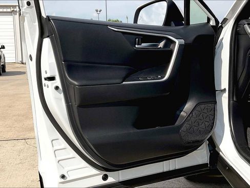 Used 2024 Toyota RAV4 SE image 18