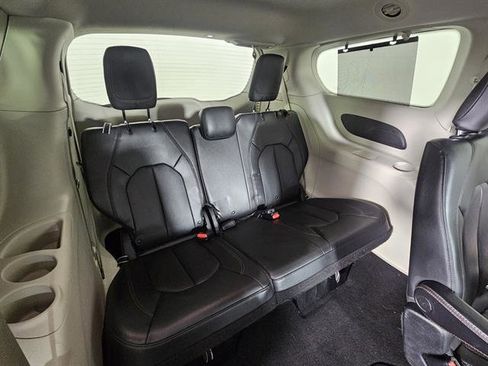 Used 2020 Chrysler Pacifica Touring-L image 18