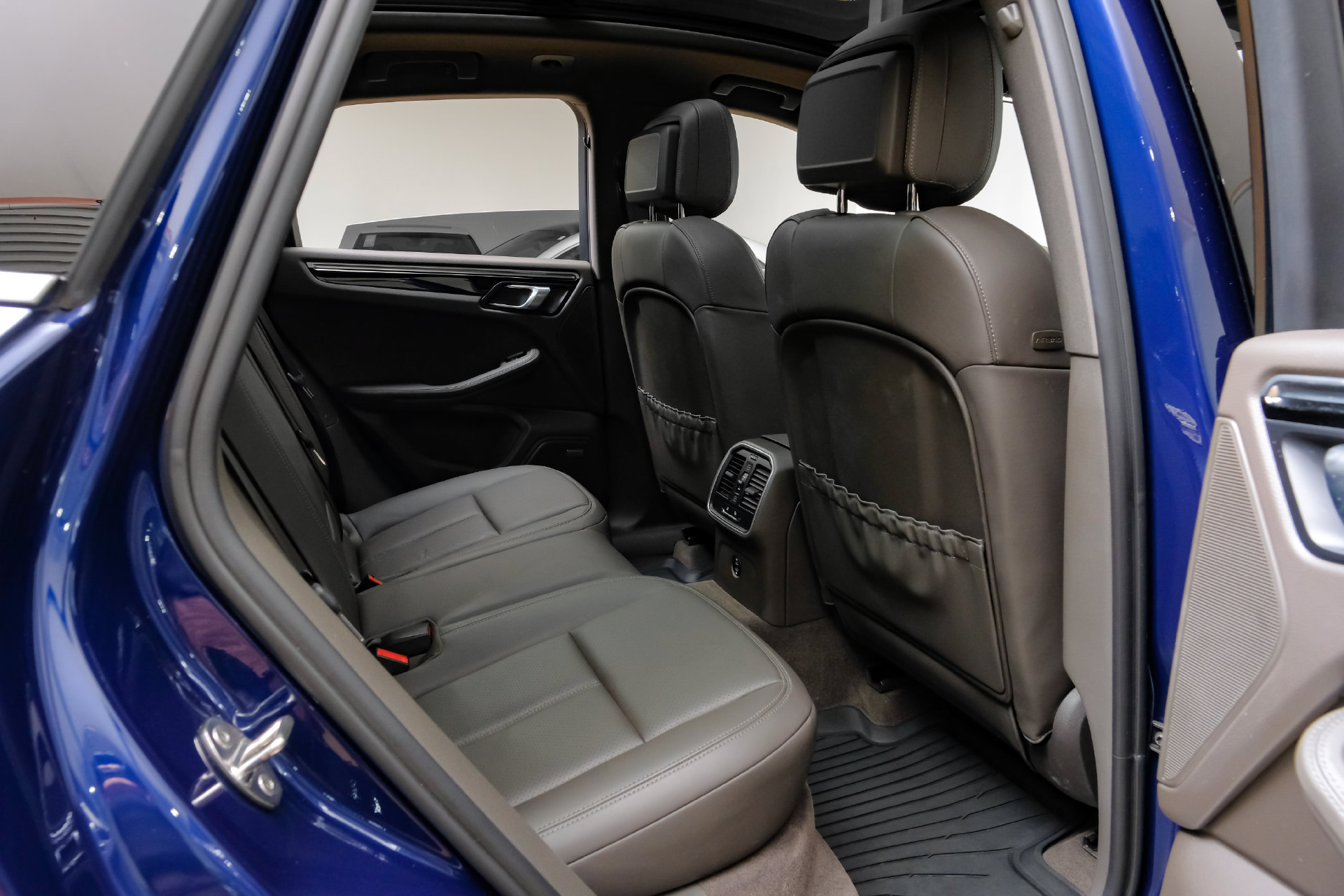 Used 2023 Porsche Macan Turbo AWD/4WD image 39