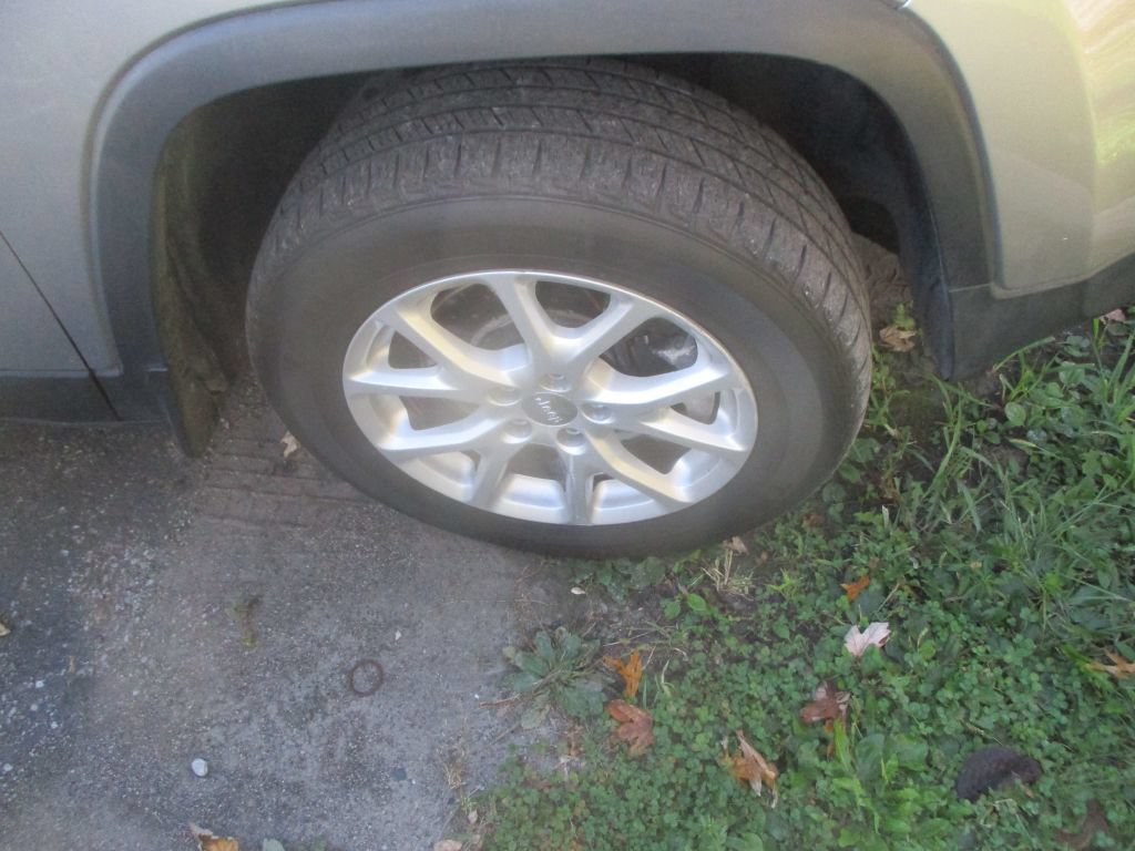 Used 2014 Jeep Cherokee Latitude AWD/4WD image 4