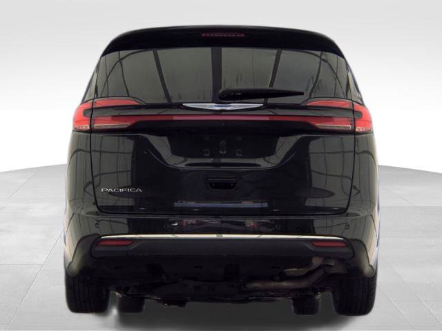 Used 2023 Chrysler Pacifica Touring-L FWD image 6