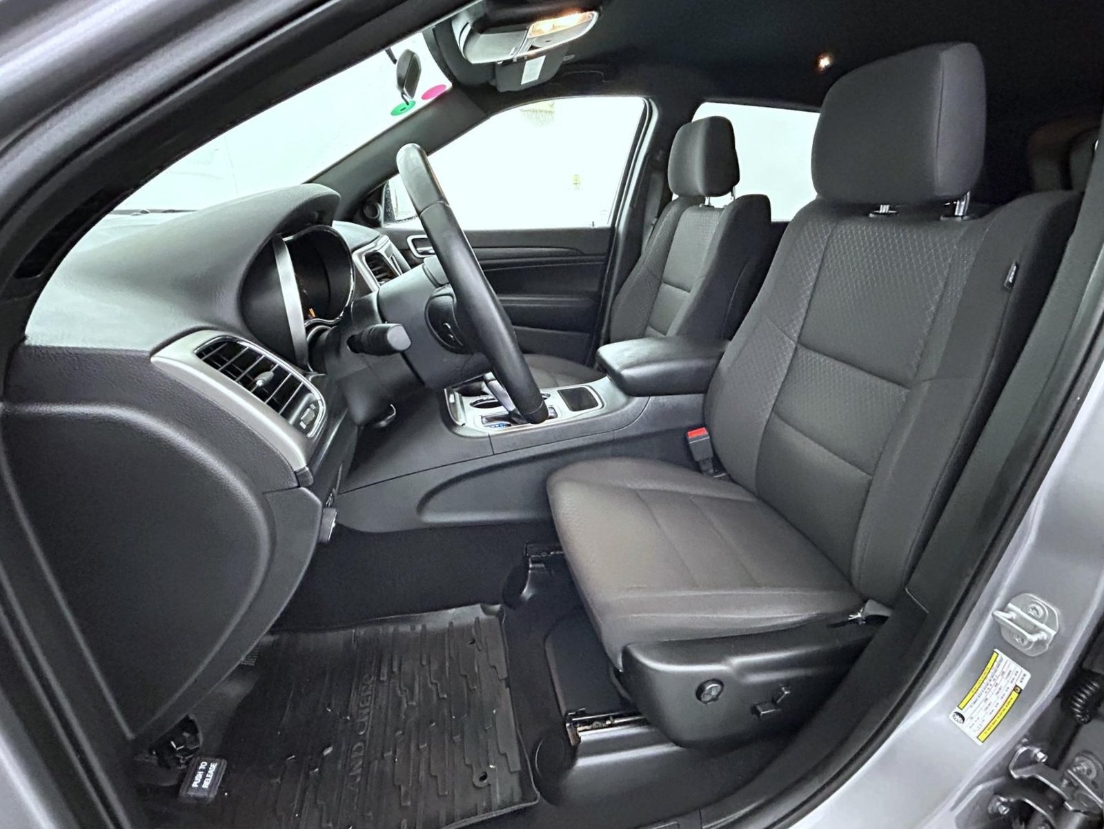 Used 2019 Jeep Grand Cherokee Laredo AWD/4WD image 10