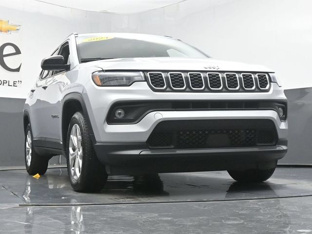 Used 2024 Jeep Compass Latitude AWD/4WD image 3