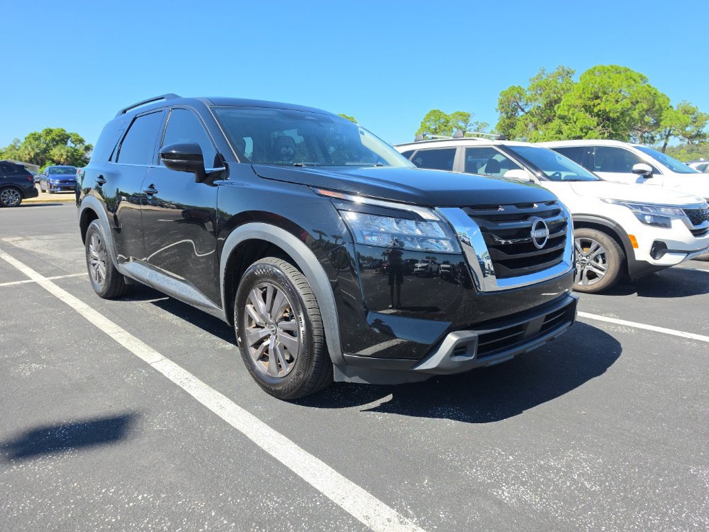 Used 2023 Nissan Pathfinder SV w/ SV Premium Package AWD/4WD image 3