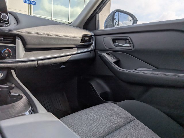 Used 2025 Nissan Rogue SV FWD image 16