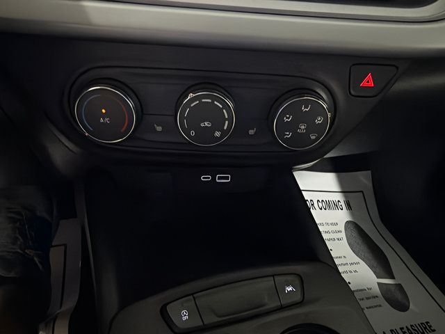 Used 2025 Chevrolet Trax RS w/ Sunroof Package FWD image 23