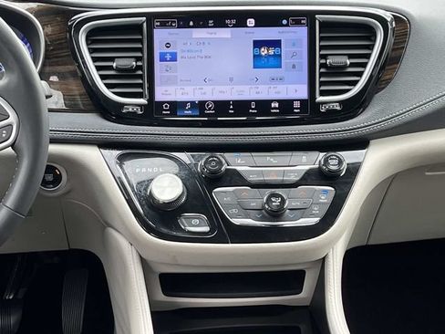 Used 2023 Chrysler Pacifica Limited FWD image 19
