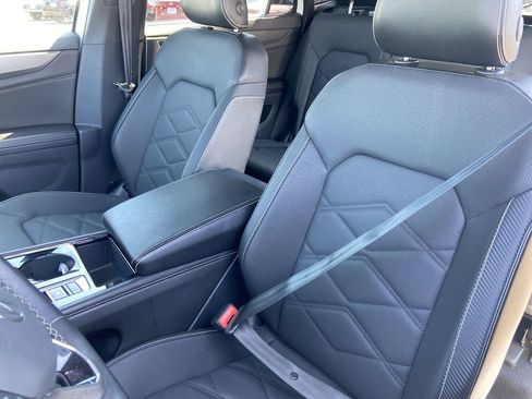 Used 2025 Volkswagen Atlas Cross Sport SE FWD image 14