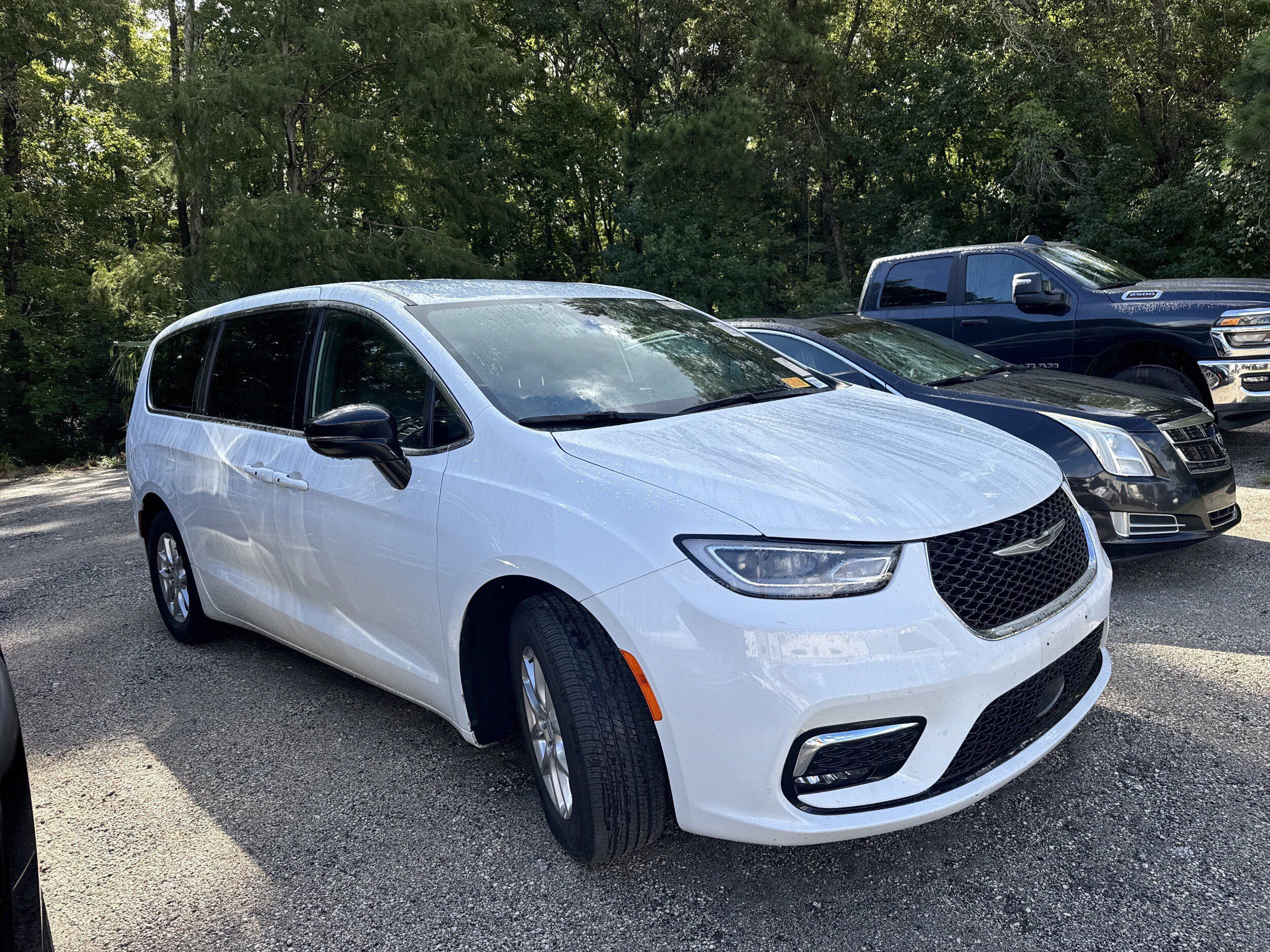 Used 2026 Chrysler Pacifica Select FWD image 4