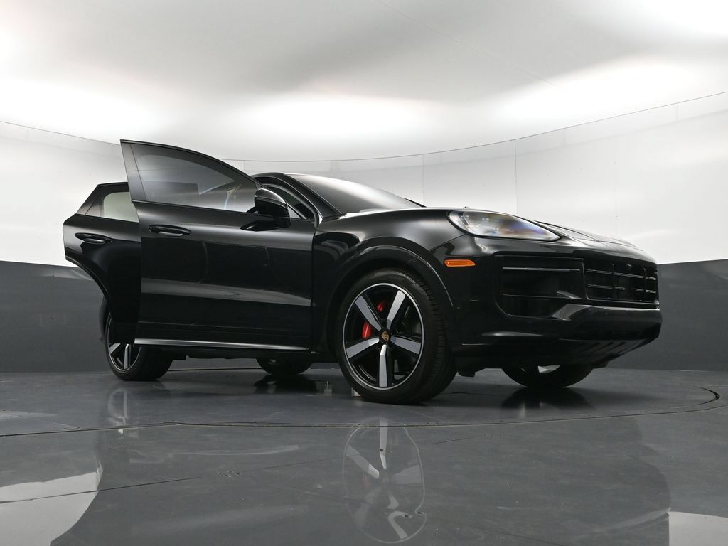 Certified 2025 Porsche Cayenne GTS AWD/4WD image 39