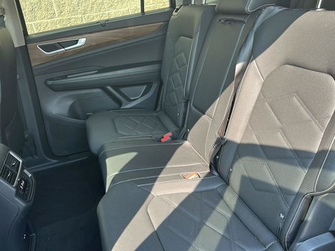Used 2025 Volkswagen Atlas SE AWD/4WD image 30