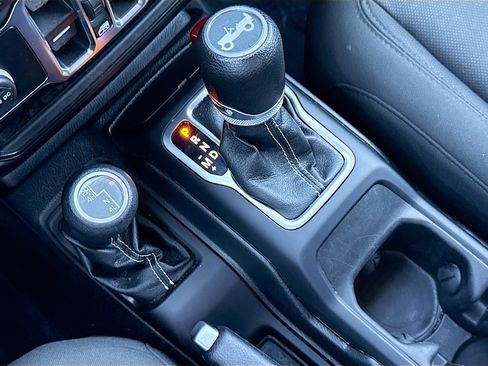 Used 2020 Jeep Wrangler Unlimited Sahara image 27