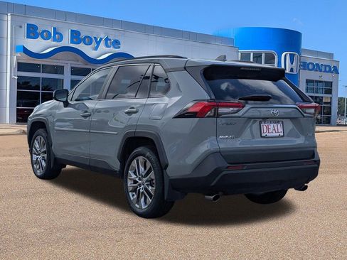 Used 2021 Toyota RAV4 XLE Premium image 5