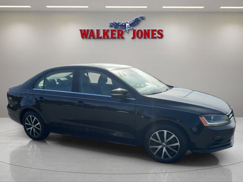Used 2017 Volkswagen Jetta SE image 1