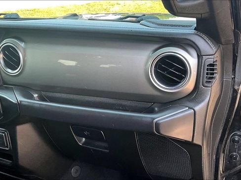 Used 2019 Jeep Wrangler Unlimited Sahara AWD/4WD image 15