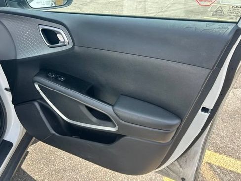 Used 2022 Kia Soul LX FWD image 9
