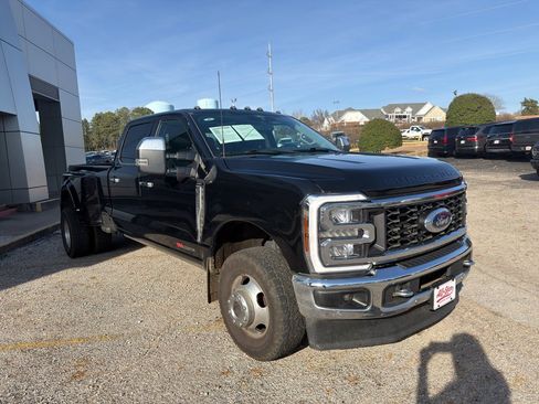 Used 2024 Ford F350 Lariat w/ Lariat Ultimate Package image 3