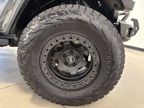 Used 2018 Jeep Wrangler Unlimited Sahara w/ Uconnect 4C Nav & Sound Group AWD/4WD image 47
