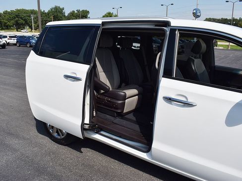 Used 2016 Kia Sedona SX Limited FWD image 11
