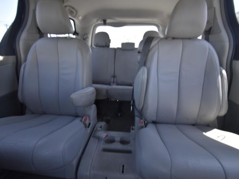 Used 2014 Toyota Sienna XLE w/ Entertainment Package FWD image 8