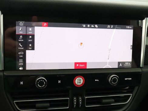 Used 2025 Porsche Macan image 30