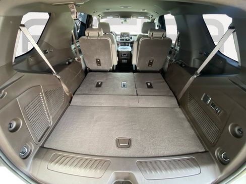 Used 2022 GMC Yukon SLT w/ SLT Luxury Package image 12