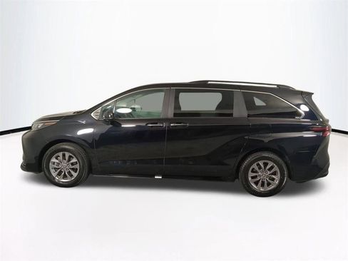 Used 2025 Toyota Sienna XLE image 8