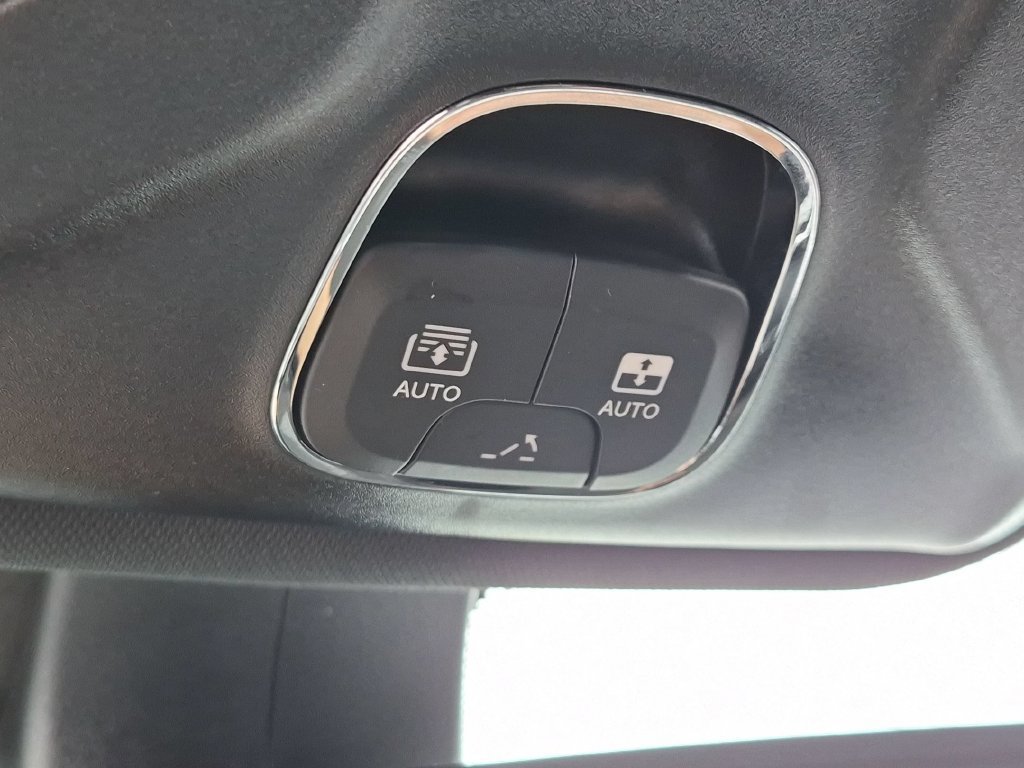 Used 2023 Jeep Compass Latitude w/ Sun and Sound Group AWD/4WD image 16