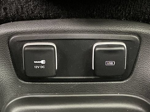 Used 2018 Chrysler Pacifica Limited w/ Tire & Wheel Group FWD image 23
