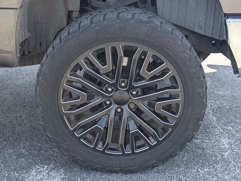 Used 2016 Nissan Titan SV image 12