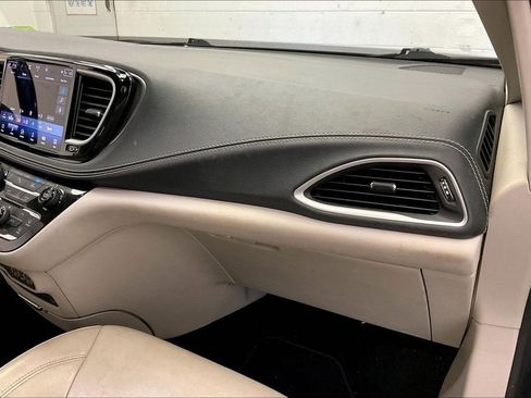 Used 2021 Chrysler Pacifica Touring-L w/ Uconnect Theater Family Group image 14